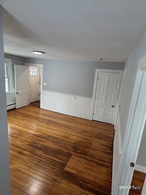 Building Photo - 122 River Rd