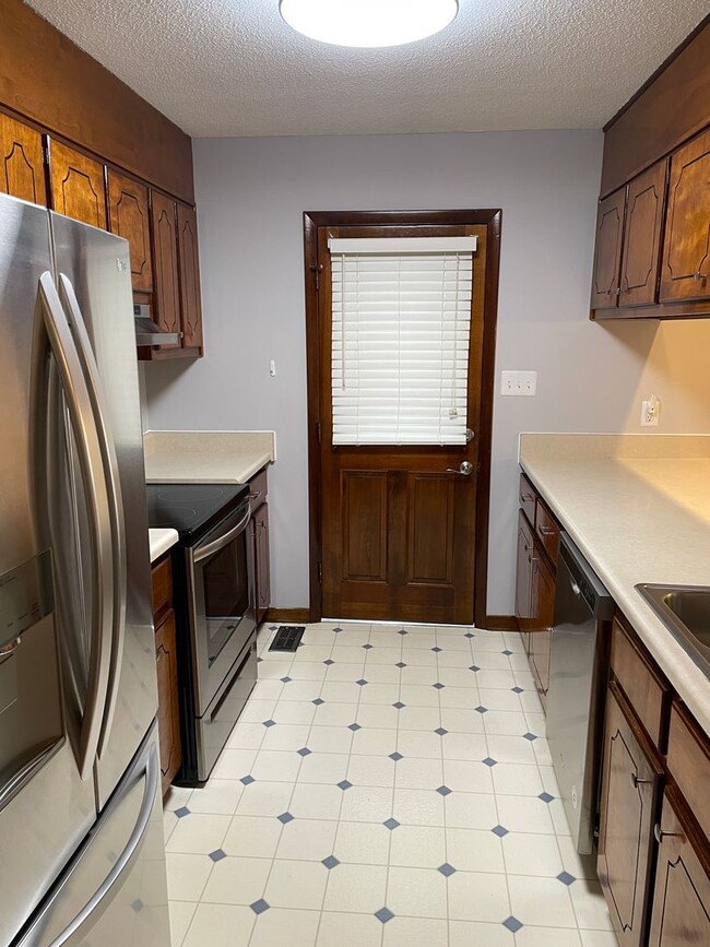 Building Photo - 3 Bedroom / 2 Bath Ranch