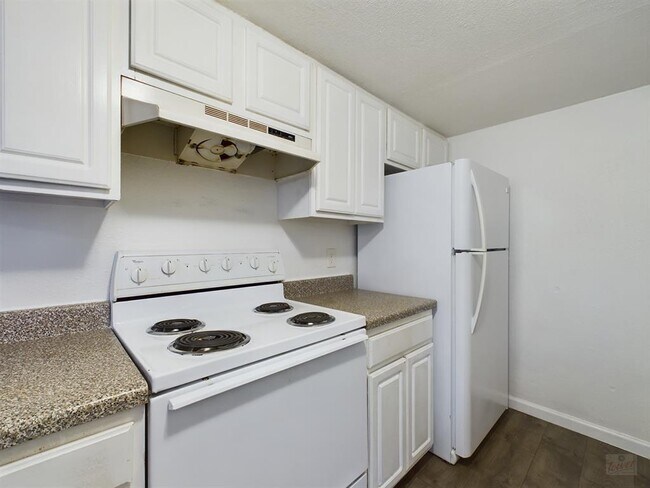 Building Photo - 2124 Burton Dr