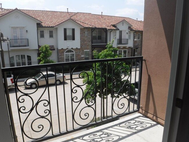 Building Photo - Beautiful 2 bed 2.5 Bath in Las Colinas!