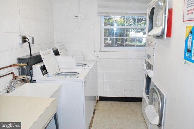 Building Photo - 3874 Lyndhurst Dr