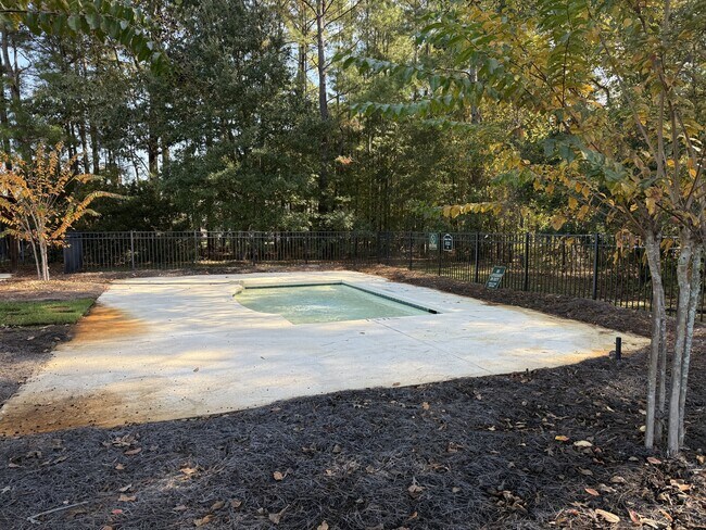 Building Photo - 600 Trellis Square