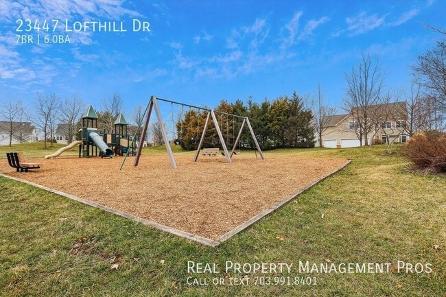 Building Photo - Beautifully Maintained 7 Bedroom 6 Bath Ho...