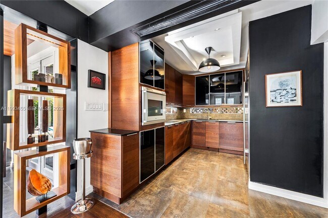 Building Photo - 738 NE 72nd Terrace