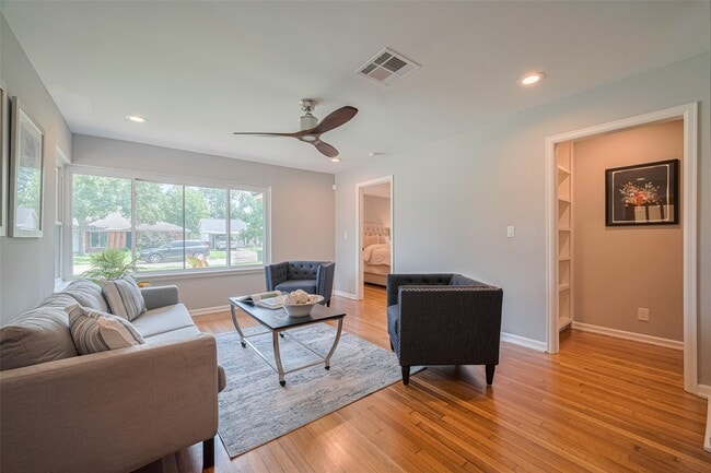 Building Photo - 5123 Saxon Dr