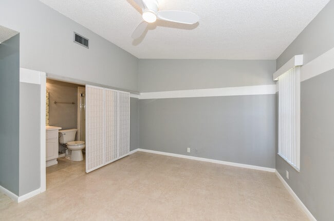 Building Photo - 7914 SE Villa Cir