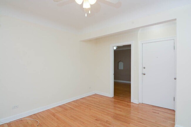 Building Photo - 2922 N Sacramento Ave