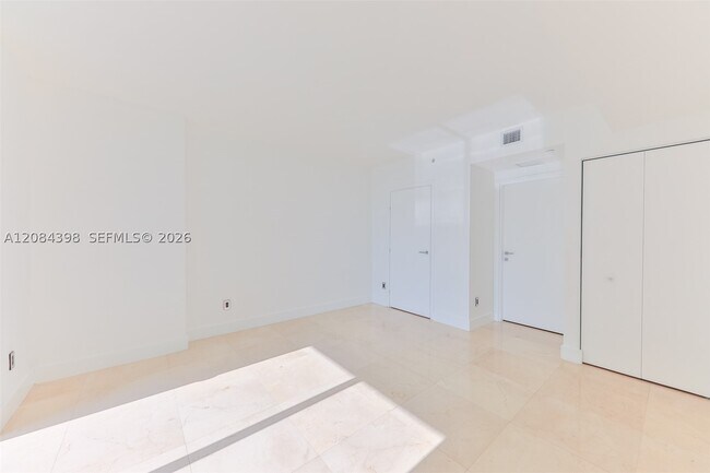Building Photo - 1300 Brickell Bay Dr