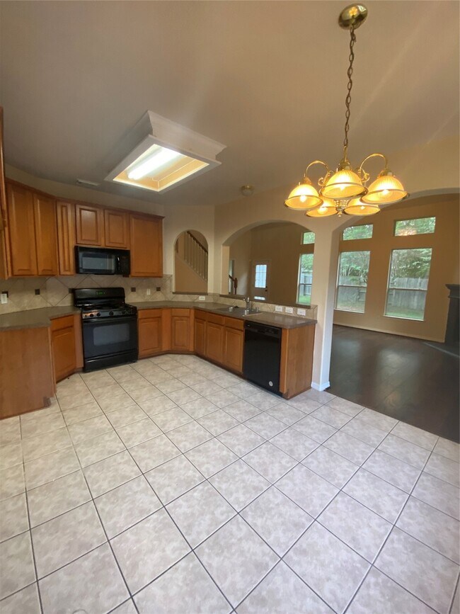 Building Photo - 9210 Hidden Lake E Dr