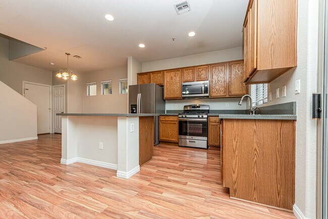 Building Photo - 712 Cades Cove Ave