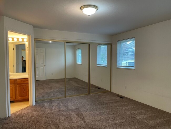 Building Photo - This 3 bedroom 2 bathroom home is located in beautiful Shady Cove