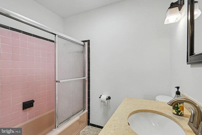 Building Photo - 604 Yeonas Dr SW