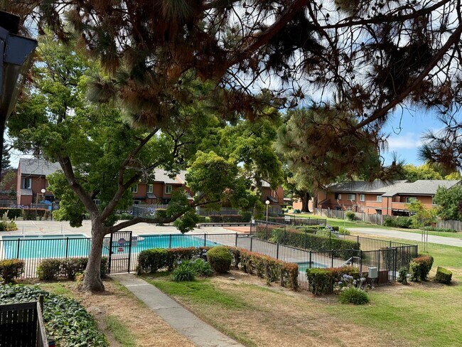 Building Photo - $3290 - 3 BED/2 BATH CONDO IN CENTRAL FREM...