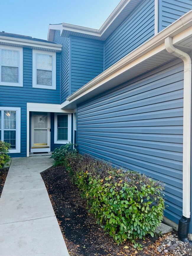 Building Photo - 1042 Ridgefield Cir