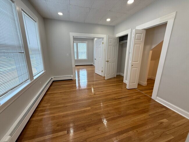 Building Photo - 63 Holten St
