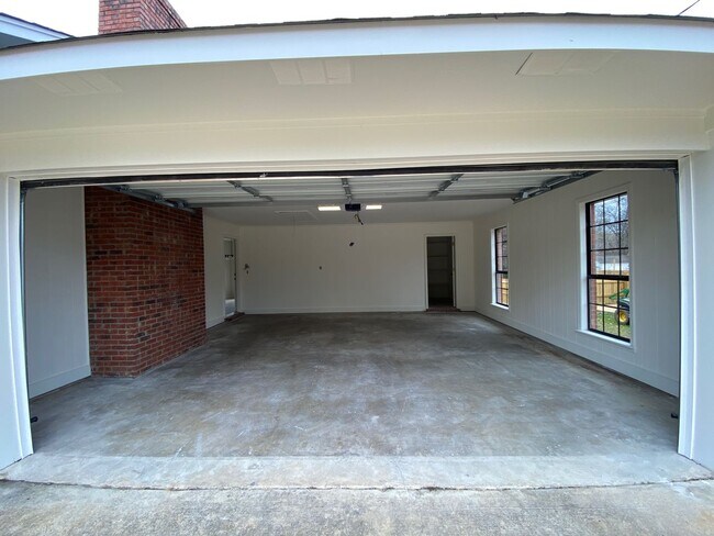 Building Photo - 2102 Fillmore Dr