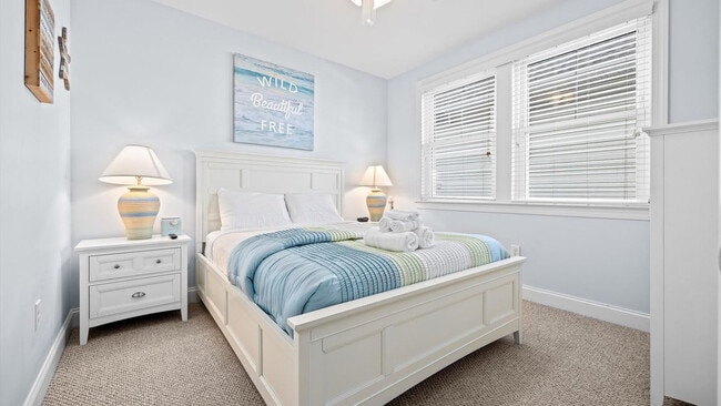 Building Photo - 701 E 8th St