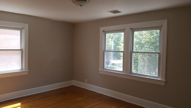 Building Photo - 2105 Mt Vernon Ave