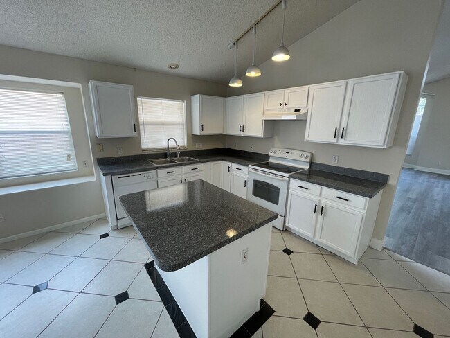 Building Photo - 4 Bedroom, 2 Bathroom Single Family Home