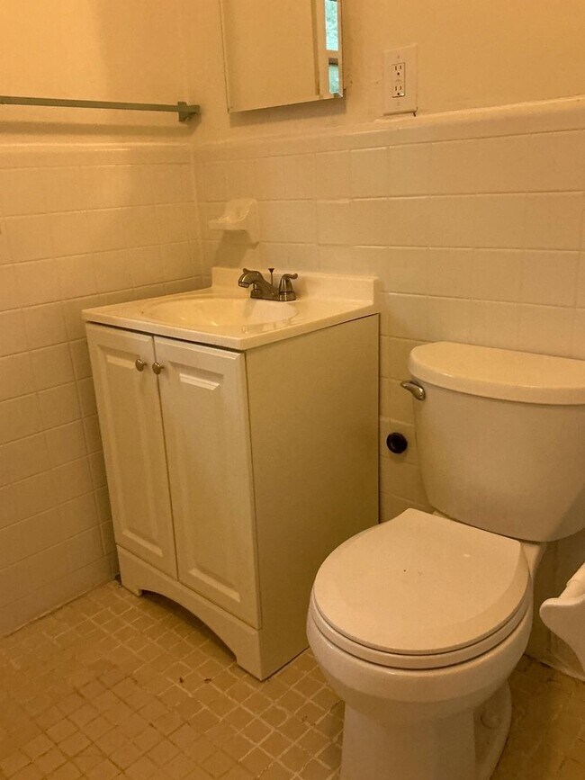 Building Photo - 3 bedroom 2 bathroom house conveniently lo...