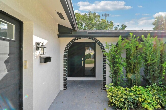 Building Photo - 1009 Alamanda Dr