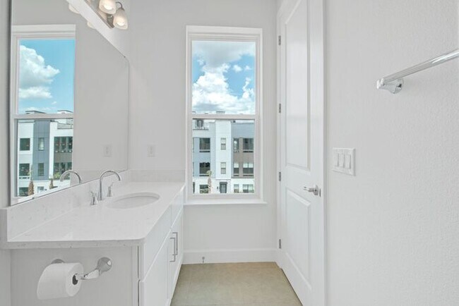 Building Photo - Brand New Luxury Town Home