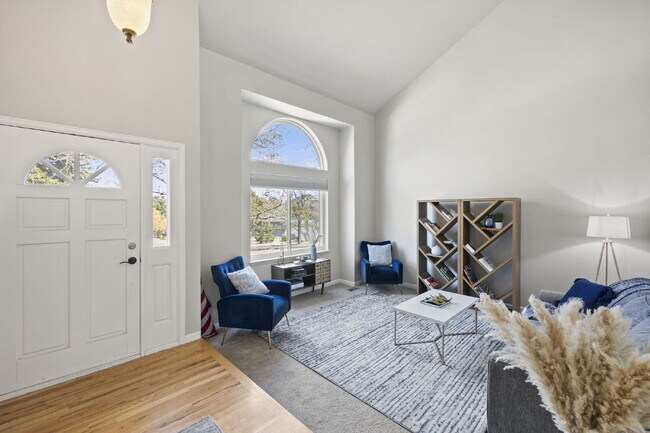 Building Photo - Spacious 6-Bedroom Broadmoor Rental with M...