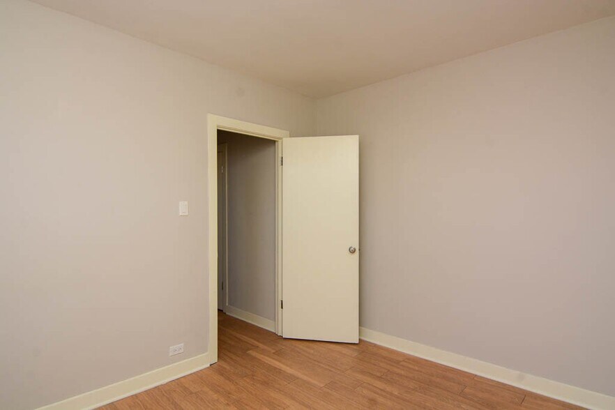 Building Photo - 511 W Belmont Ave