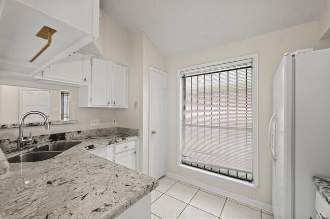 Building Photo - 6627 Misty Dale Dr