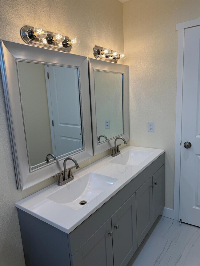 Building Photo - 1098 E 21st St