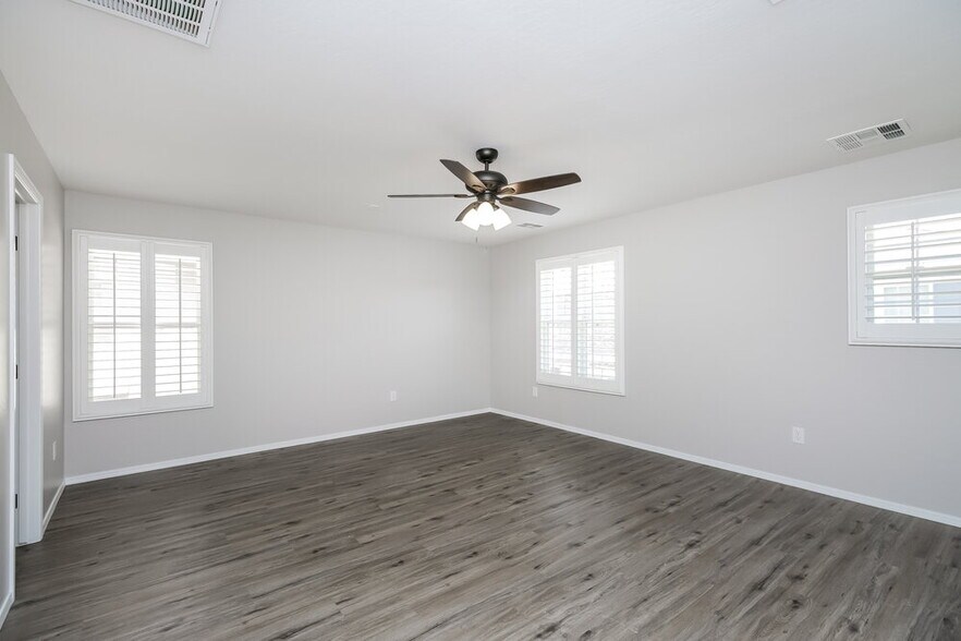 Building Photo - 831 S Henry Ln