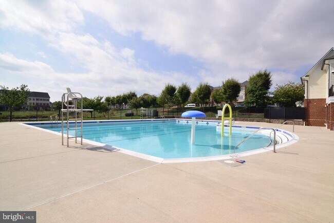 Building Photo - 42463 Pine Forest Dr