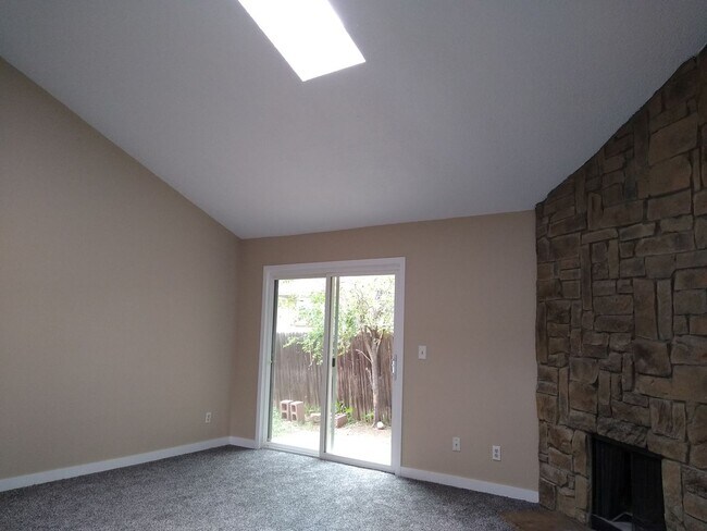 Building Photo - Charming 2 Bedroom 2 Bath w/ Large Yard, 1 Car Garage and Central Air/Heat