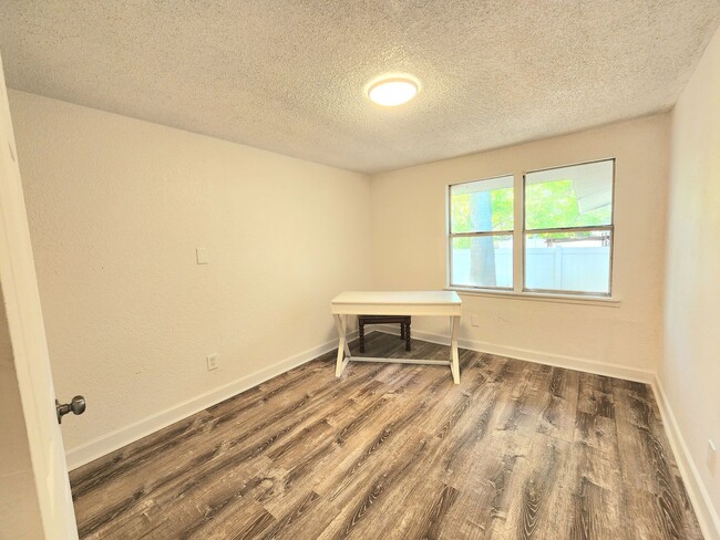 Building Photo - Beautifully renovated 2/2 duplex in the he...