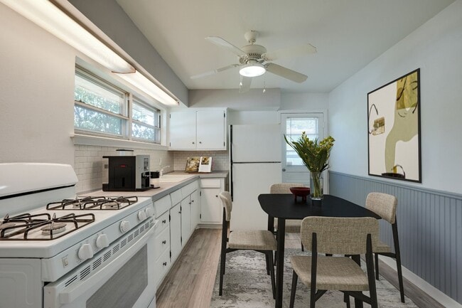 Building Photo - 2442 Oates Dr
