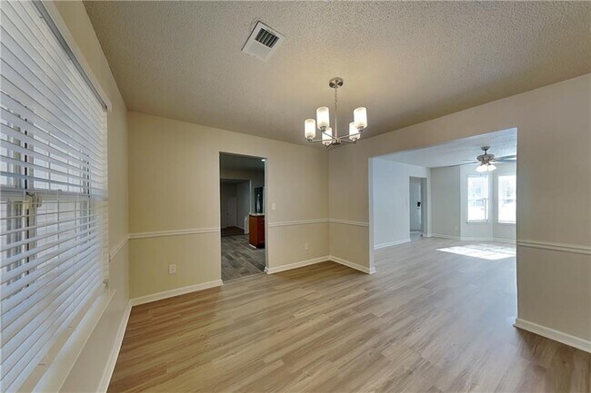 Building Photo - 137 Legend Creek Dr