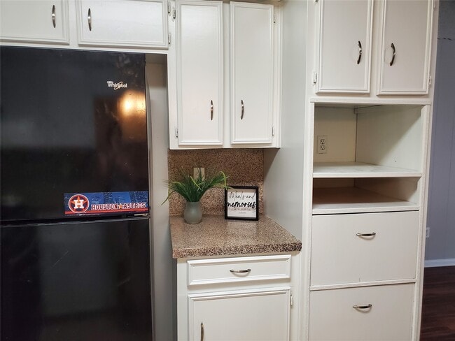 Building Photo - 5305 Woodville Ln