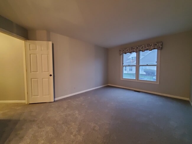 Building Photo - 325 Satinwood Ct S