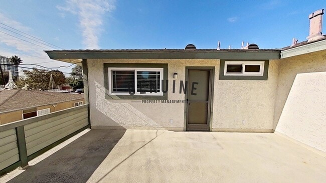 Building Photo - Lovely 2 Bd 1.5Ba Condo in Costa Mesa With Spacious Deck