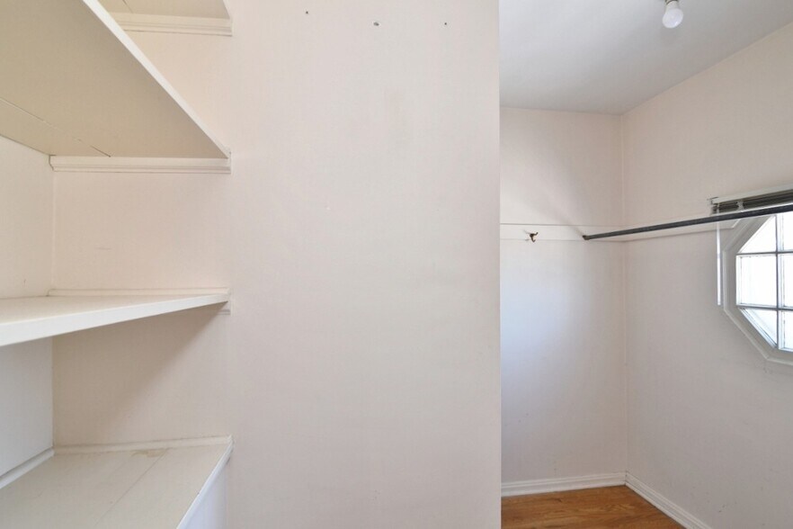 Building Photo - 2025 Riverside Dr