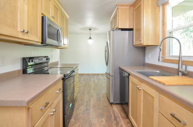 Building Photo - 825 Smits St