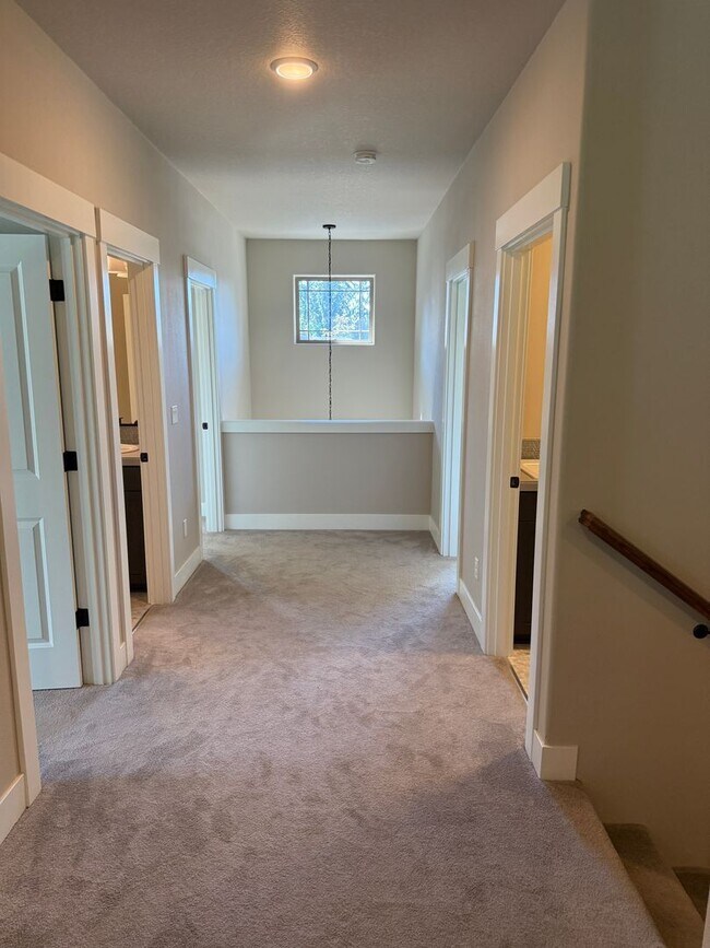 Building Photo - Single Family Home