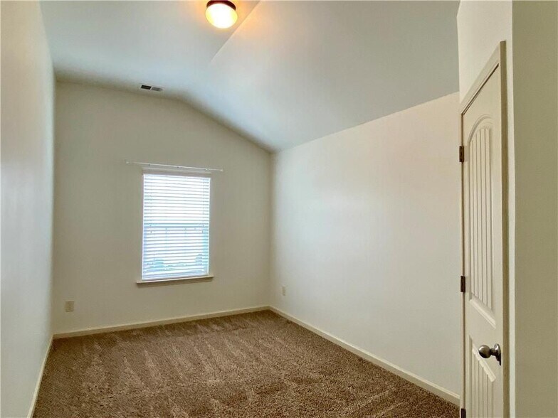 Building Photo - 611 Stonehurst Ln