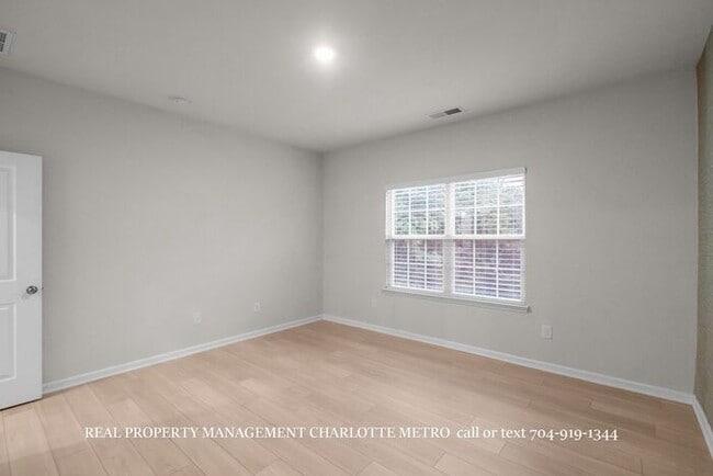 Building Photo - Stunning 4-BR Home on Wooded Cul-De-Sac Lot in Brightwater – Minutes from Rivergate!