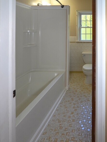 Full bathroom on bedroom level - 7141 Greenwood Ave