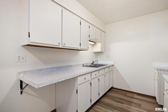 Building Photo - 1300 W Jeth Ct