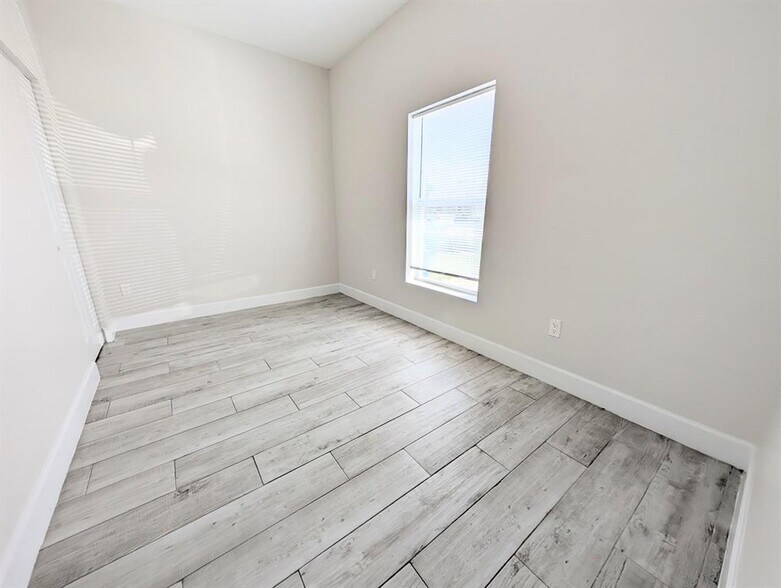 Building Photo - 1566 W 26th Ct