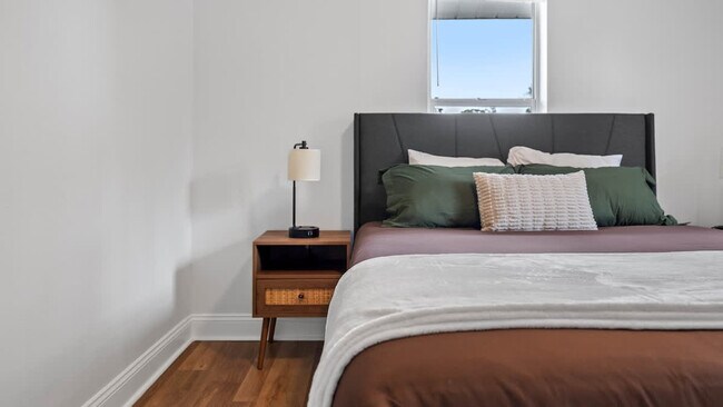 Building Photo - 720 1/2 West Woodlawn Avenue-SI ID1271939P