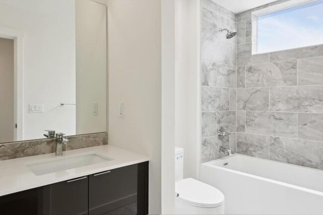 Building Photo - 2 bedroom in Seattle WA 98103