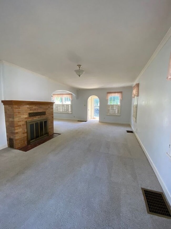 Building Photo - $2,695 / AVAILABLE NOW! 3BD Single Family Home